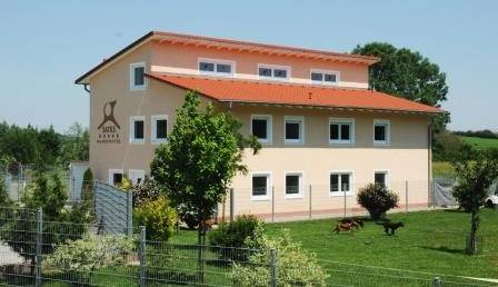 Hundepension München Das Unternehmen Satke bietet für Vierbeiner und Hundehalter optimale Voraussetzngen für einen Aufenthalt in der Hundepension oder einer Ausbildung in der Hundeschule