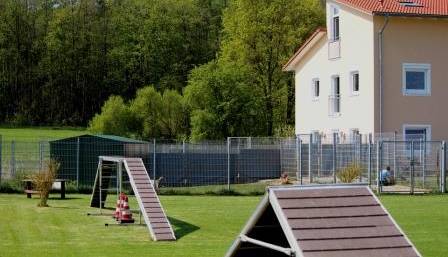 Hundepension München Das Unternehmen Satke bietet für Vierbeiner und Hundehalter optimale Voraussetzngen für einen Aufenthalt in der Hundepension oder einer Ausbildung in der Hundeschule